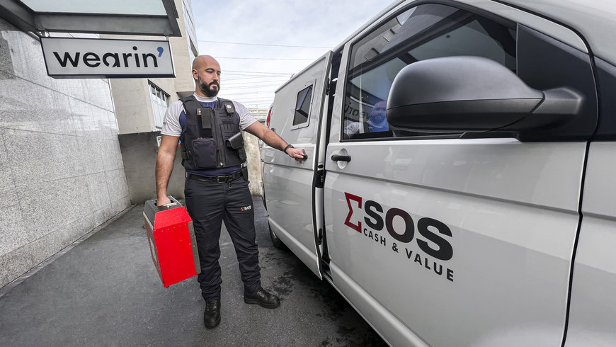 Première mondiale: les convoyeurs de SOS Cash & Value renforcent la sûreté et la sécurité de leur mission en s’équipant du gilet high-tech à capteurs environnementaux et biométriques de Wearin’